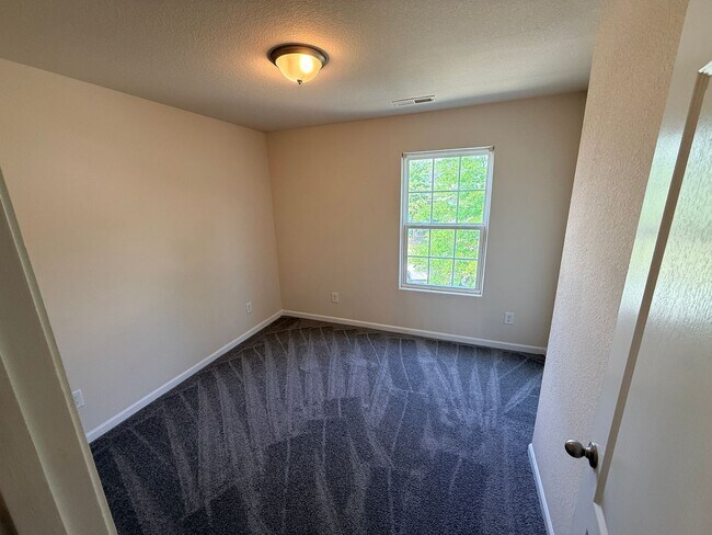 Building Photo - Lovely 3 bedroom/2.5 bath townhome