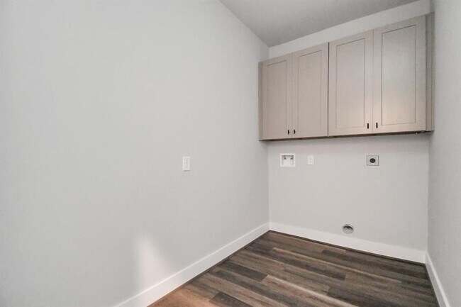 Building Photo - 3814 Lakewood Dr