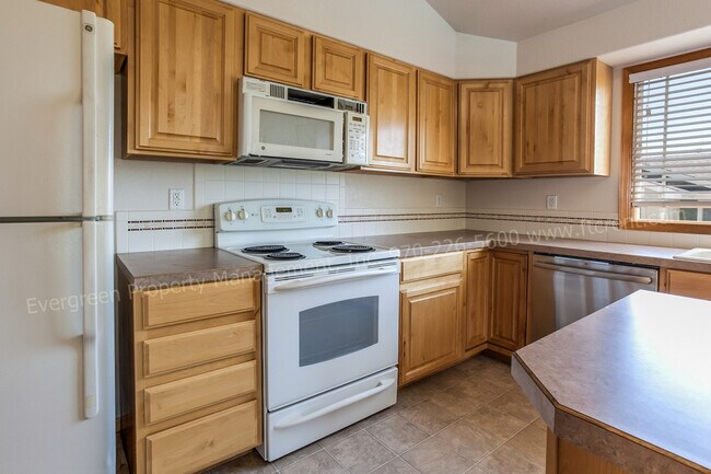 Building Photo - Fantastic 3 Bedroom, 2 bath Condo in SE Fo...