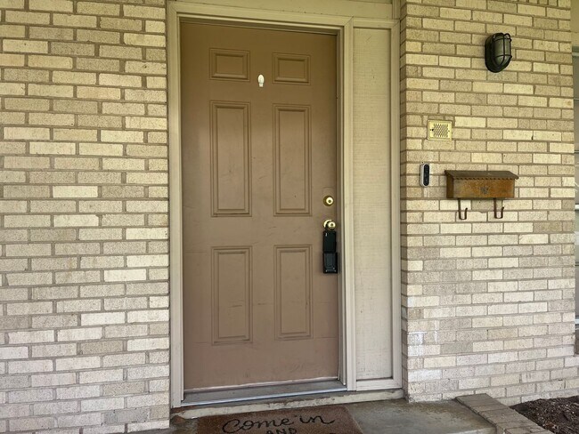 Building Photo - Light, bright, & Move- In ready with ultimate flexibility!