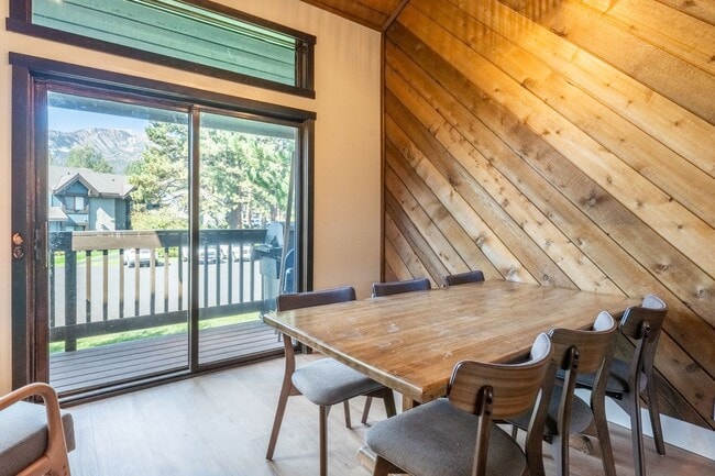 Building Photo - Spacious Snowcreek III Condo – Winter Rental