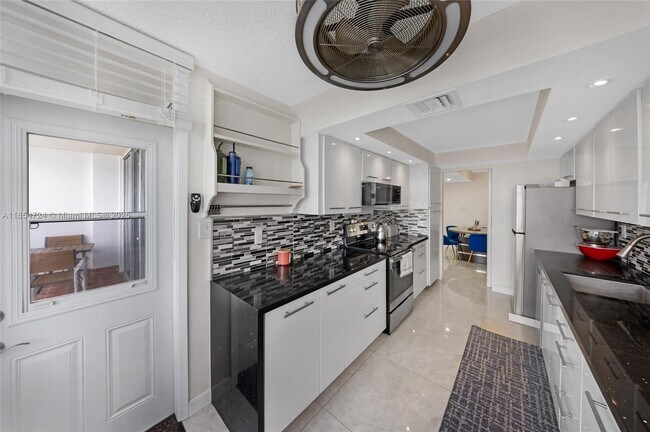 Building Photo - 18081 Biscayne Blvd