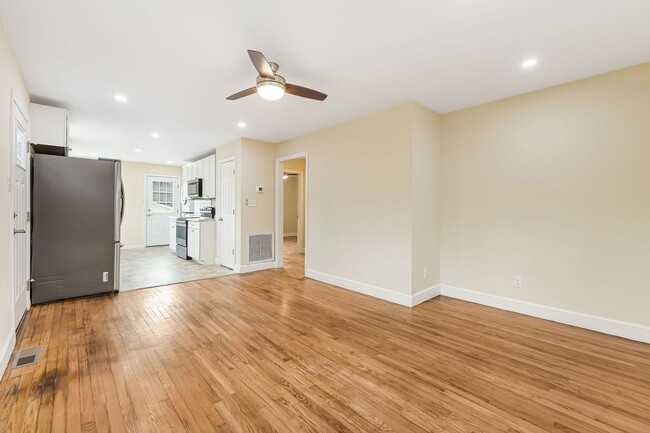 Building Photo - Newly Remodeled 2-Bedroom Home in West Ash...