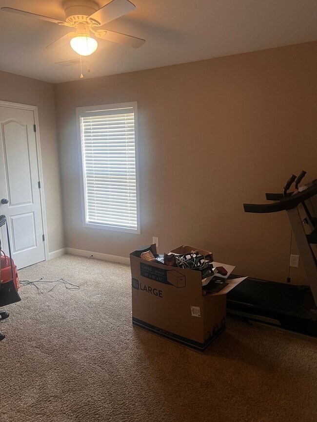 Building Photo - Four Bedroom Two Bath House