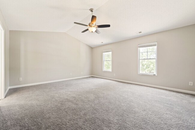 Building Photo - Beautiful 4 bedroom 2.5 bath with Fenced Y...