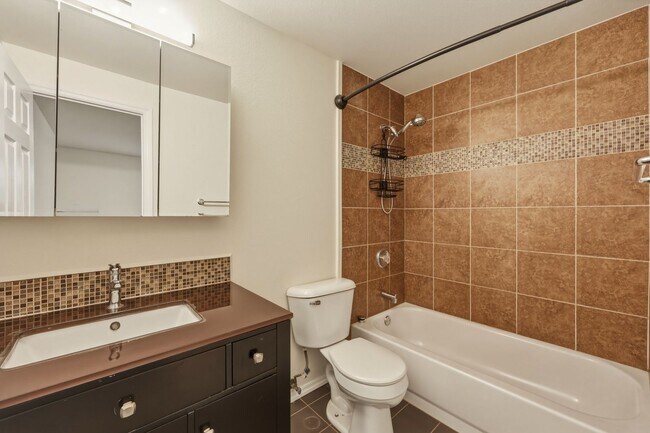 Building Photo - Beautifully Updated 3-Bedroom Rambler with Open Floor Plan & Private Fenced Yard