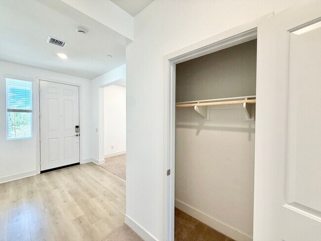 Building Photo - Move-In Ready 5 Bedroom Home with Solar & Large Loft