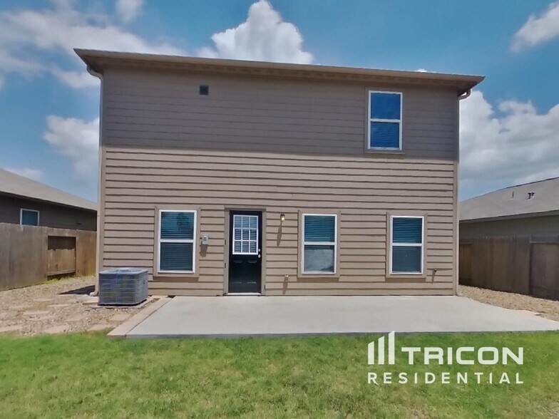 Building Photo - 10930 Hillside Creek Dr