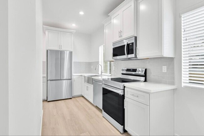 Building Photo - 2 bedroom / 1 bath | Midtown Duplex Available Now