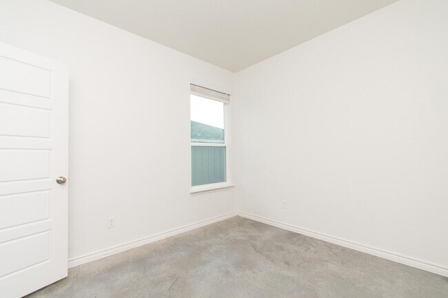 Building Photo - 624 Pacific Crest Trl