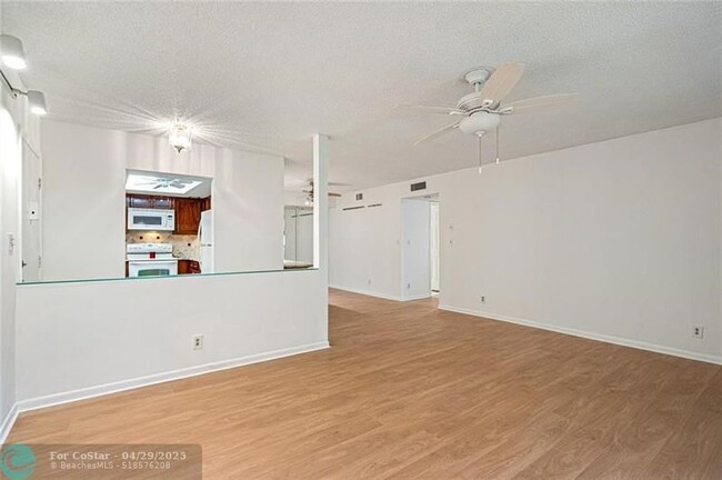 Building Photo - 147 Deer Creek Blvd