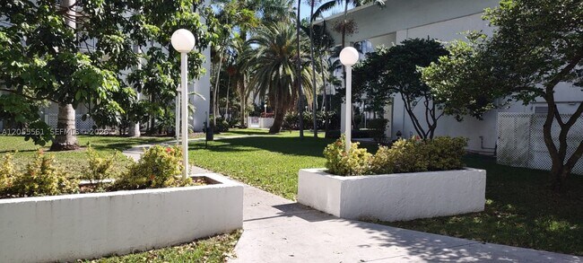 Building Photo - 498 NW 165th St
