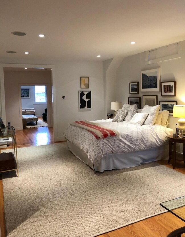 Building Photo - 60 Greenwich Ave