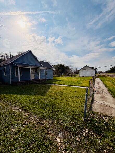 Building Photo - 120 W 18th St
