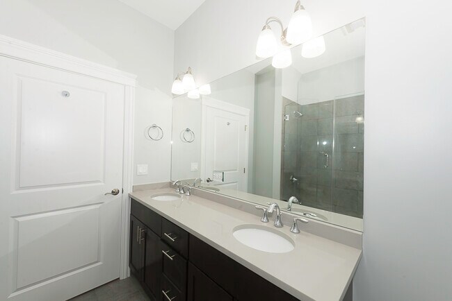 Building Photo - 520 N Western Ave