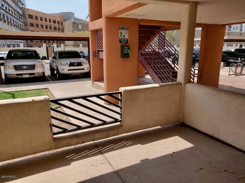 Building Photo - 1005 E 8th St