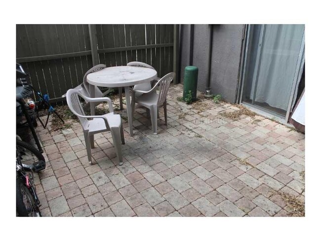 Building Photo - Nice, Clean Two Bedroom Townhouse