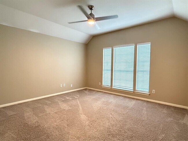 Building Photo - 10013 Valona Dr