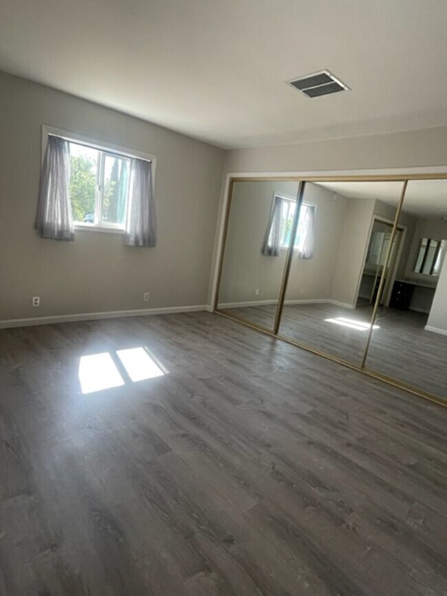 Building Photo - 2675 Sunset Dr