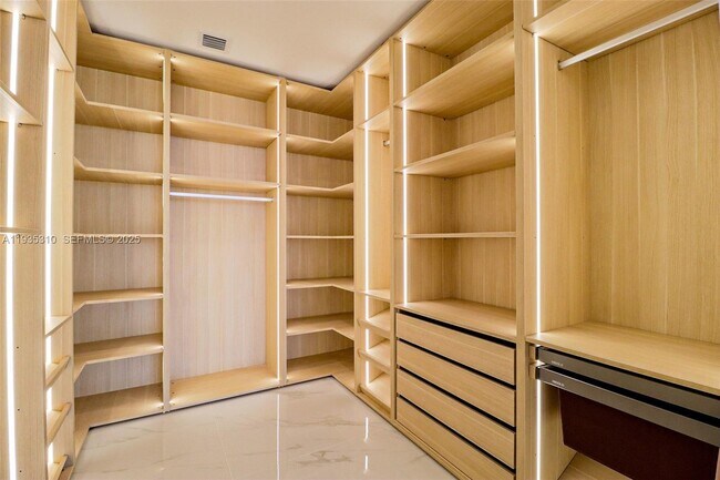 Building Photo - 700 NE 24th St