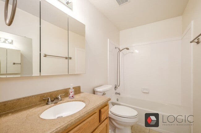 Building Photo - Stunning Single Family Home In Excellent L...