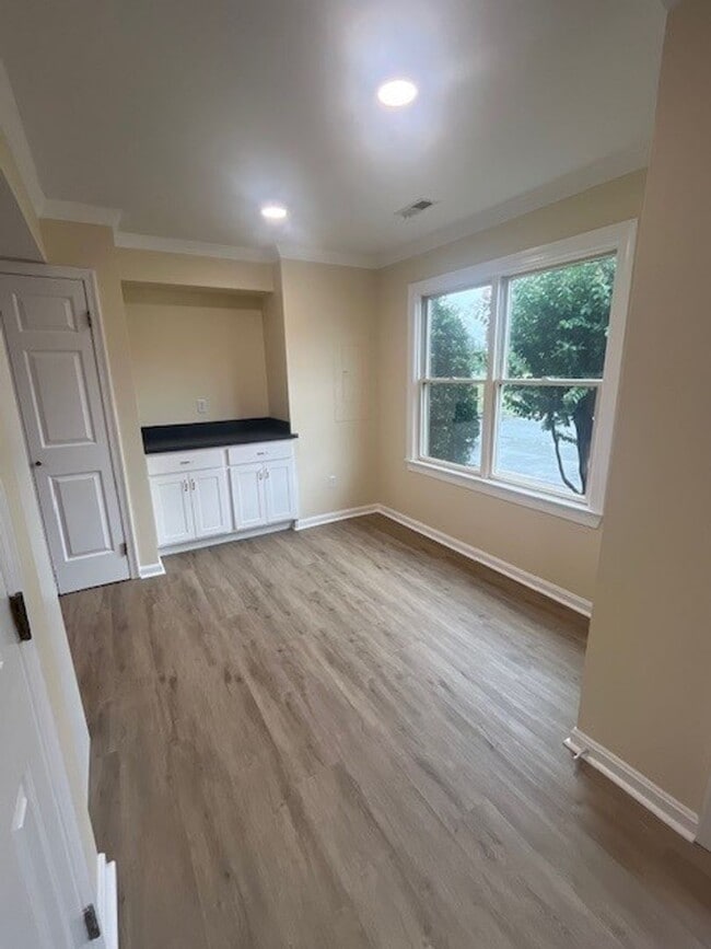 Building Photo - Gorgeous home with boat slip and water views