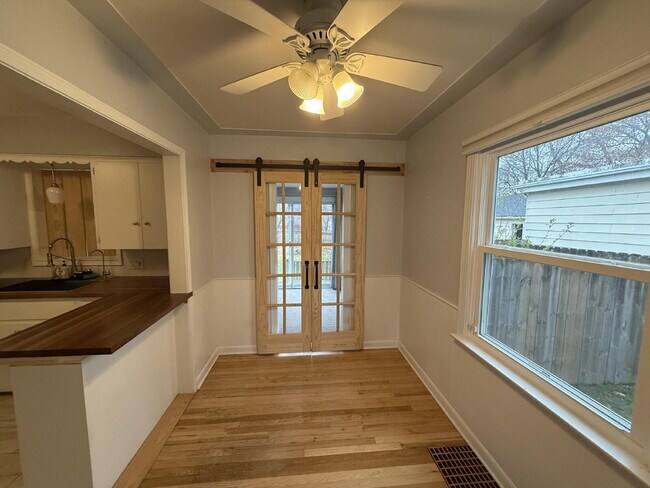 Building Photo - Alger Heights Charmer