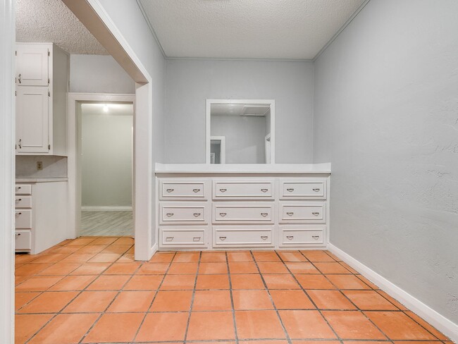 Building Photo - 3 Bedroom 1 Bath home in Shawnee!