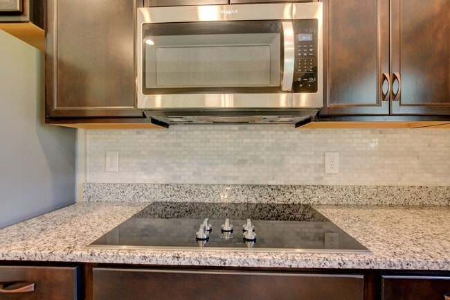 Building Photo - Huge 5 bed 3 ba.  Gorgeous House Near Post...