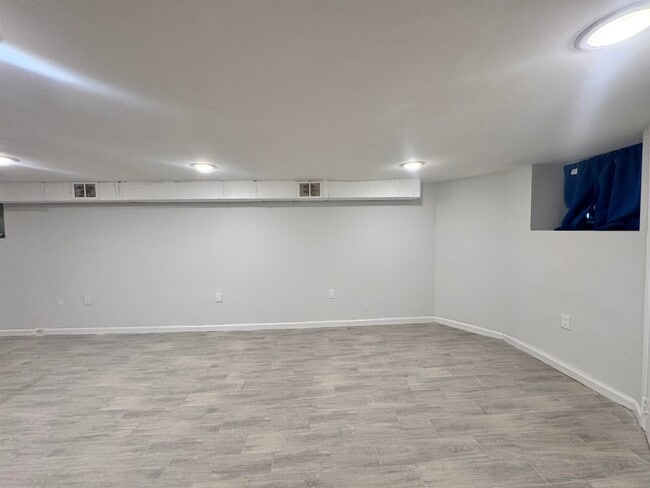 Building Photo - 316 21st St