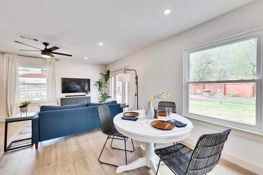 dining area in the kitchen - 2102 Bristol Dr