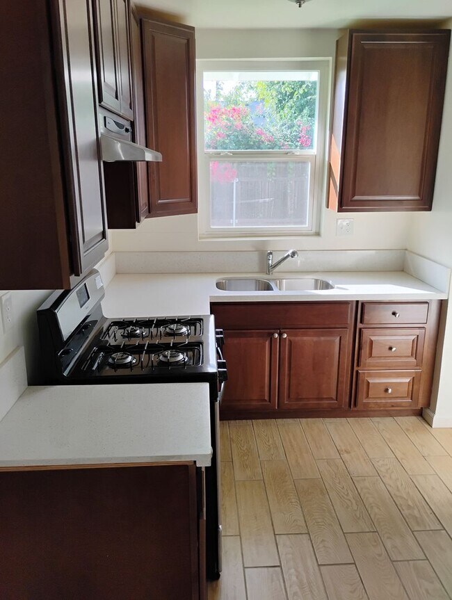 Building Photo - 18924-18934 Gault Street