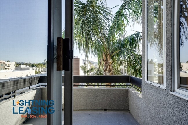 Building Photo - Freshly Updated Jr. 1-Bedroom with Balcony...