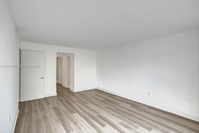 Building Photo - 1450 Brickell Bay Dr