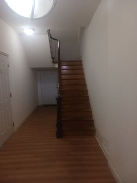 Building Photo - 323 N George St