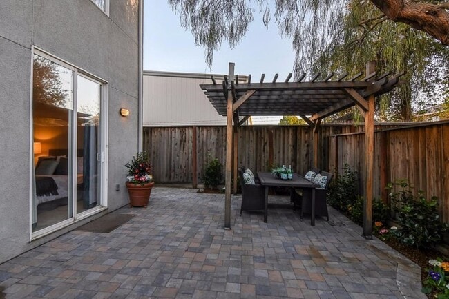 Building Photo - Spacious 3-Story Home, A/C, 3 Master Suite...