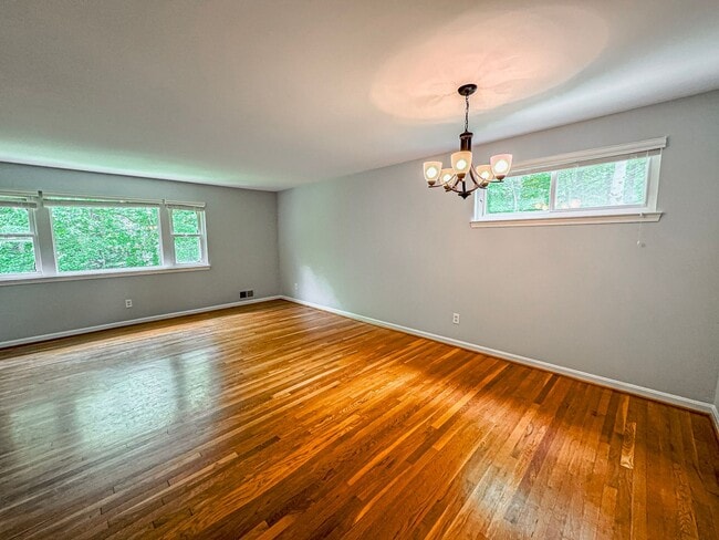 Building Photo - Sought-After 4 Bed 3 Bath L-Shaped Rambler...
