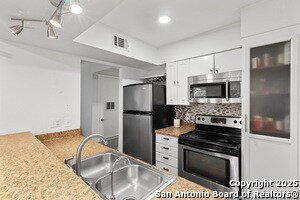 Building Photo - 8702 Village Dr