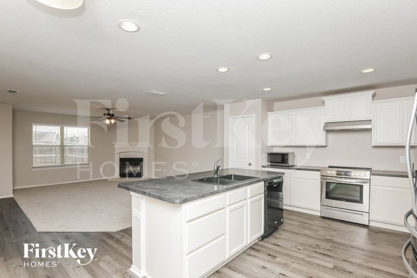Building Photo - 6212 Skysail Rd