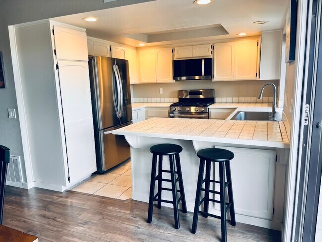 Building Photo - 6813 Briarwood Dr