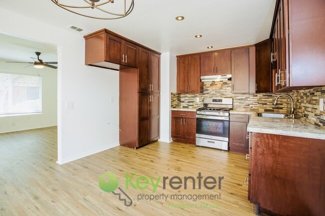Building Photo - Updated 3 Bedroom Single Level Condo in La...