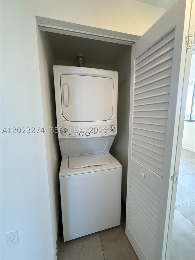 Building Photo - 16395 Biscayne Blvd
