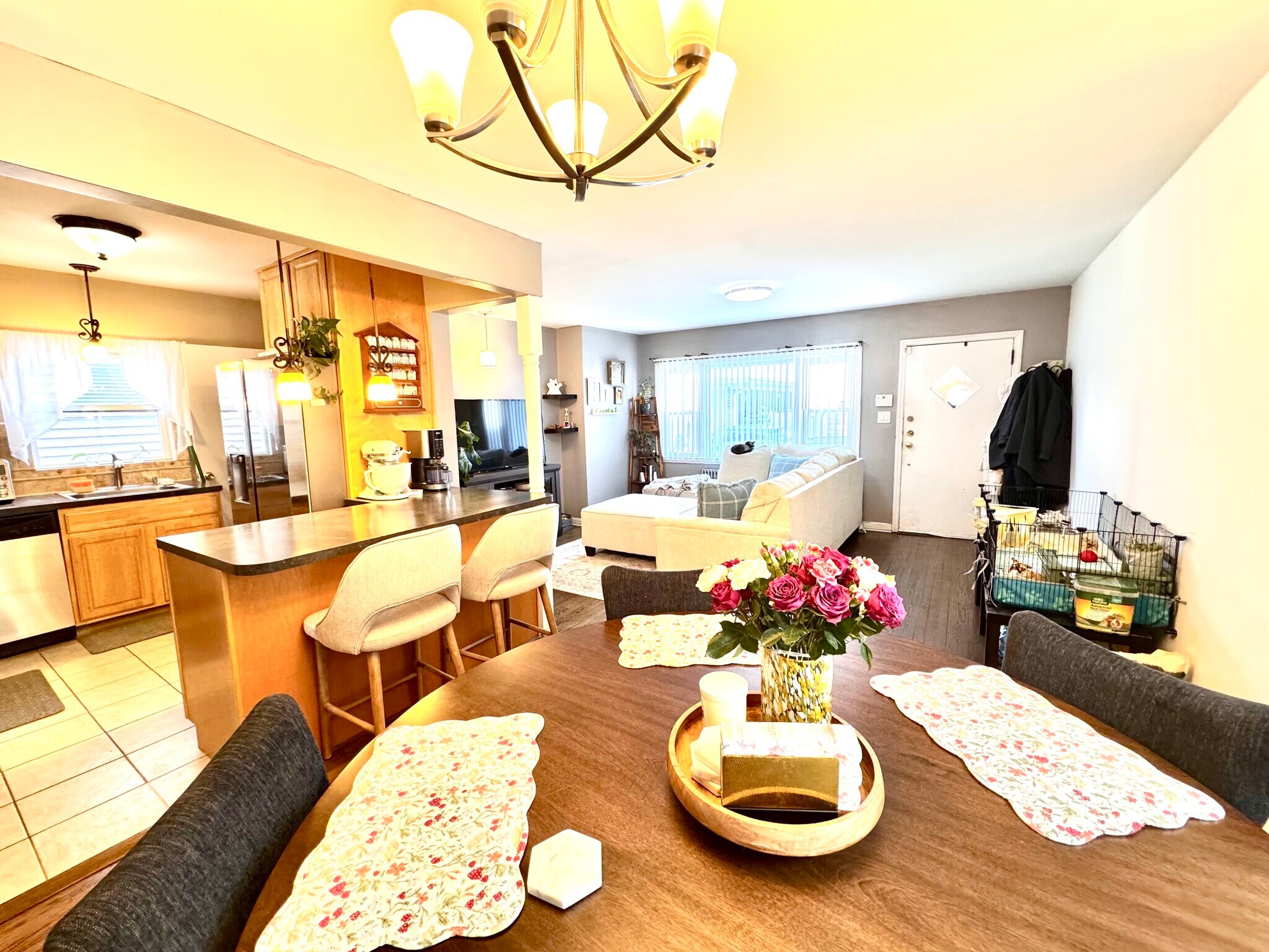 Dining view to kitchen - 130 Pine St