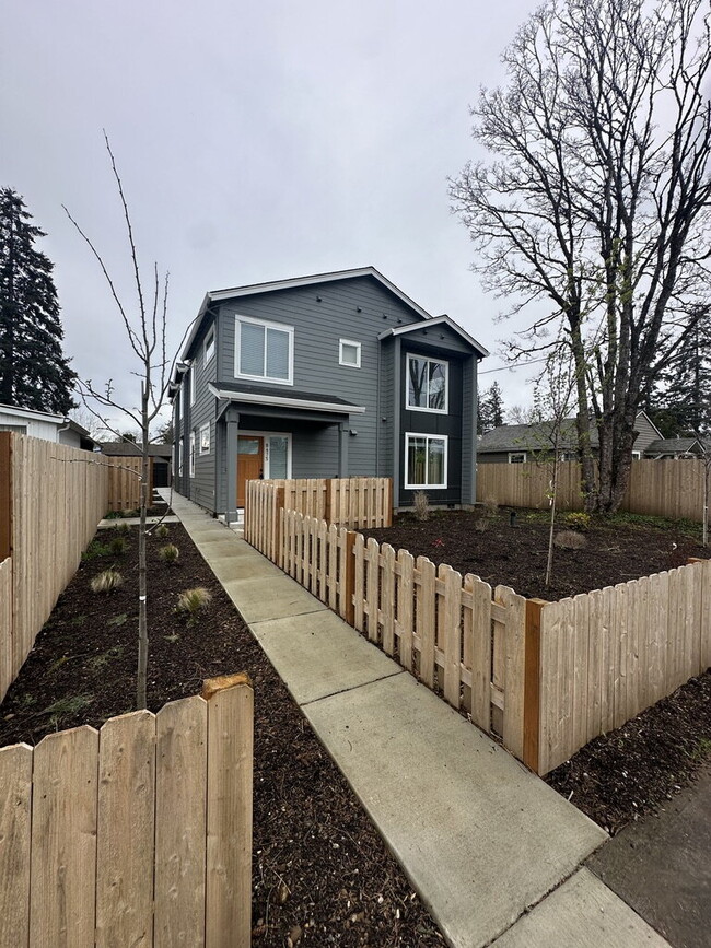 Building Photo - New 2-Bedroom Townhome with Large Front Ya...