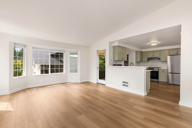 Building Photo - Top-Floor 2BR Condo Near Juanita Beach