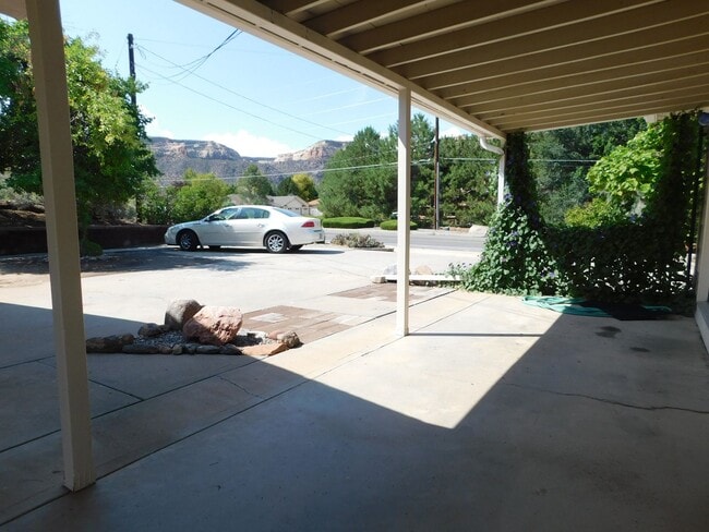 Building Photo - REDUCED - Redlands Home with Great Views