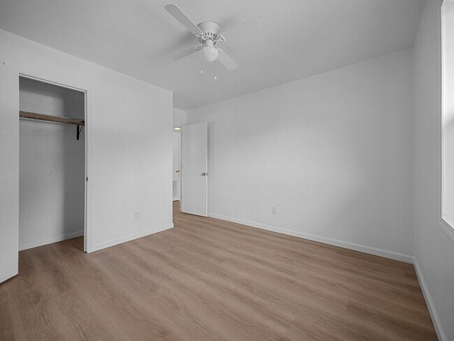 Building Photo - Ravenwood Apartments!!