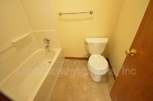 Building Photo - 311 NE Timbercreek Dr