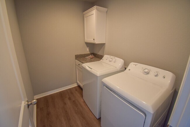 Building Photo - Nice 4 Bedroom Upscale Home In The Heart of Fayetteville!!