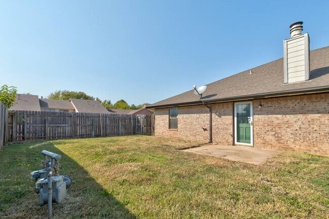 Building Photo - Spacious 3-Bedroom Home with Modern Amenit...